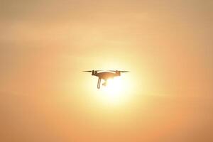 drone silhouette contre le Contexte de le le coucher du soleil photo