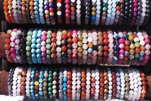 bracelets avec perles, posé en dehors dans le rue marché dans le Soleil. photo