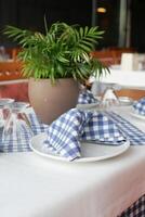 servi et décoré rond de fête table dans une restaurant photo