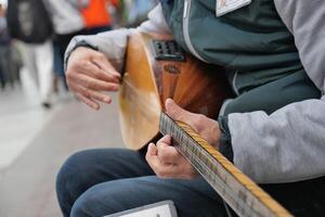 Hommes en jouant traditionnel la musique instrument turc saz photo