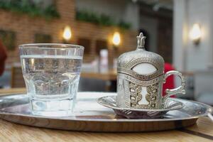 une tasse de turc café sur table photo