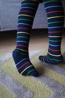 enfant avec longue doux chaussettes photo