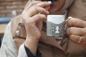 femmes en buvant turc café à café photo