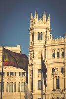 cibèles palais est le plus important de le bâtiments à le place de cibèles dans Madrid, Espagne. cette impressionnant bâtiment est le Madrid ville salle. photo