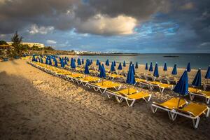 magnifique Soleil chaises longues avec des parasols sur le plage photo