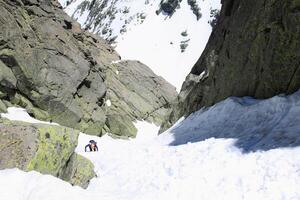 Jeune femme randonnées sur le glacier photo