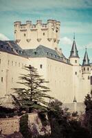 Ségovie, Espagne. le célèbre Alcazar de Ségovie, en hausse en dehors sur une rocheux escarpé, construit dans 1120. Castille y Léon. photo