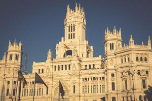 cibèles palais est le plus important de le bâtiments à le place de cibèles dans Madrid, Espagne. cette impressionnant bâtiment est le Madrid ville salle. photo
