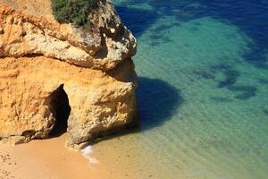 Ponta de Piedade à Lagos, côte de l'Algarve au Portugal photo