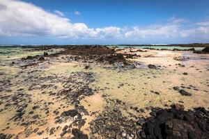 le côte de atlantique océan près ville Orzola sur lanzarote, canari îles, Espagne photo