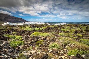 le côte de atlantique océan près ville Orzola sur lanzarote, canari îles, Espagne photo