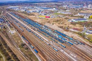 cargaison les trains. aérien vue de coloré cargaison les trains sur le chemin de fer gare. wagons avec des biens sur chemin de fer.aérien vue photo