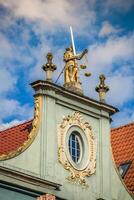 statue de Justice avec Balance et une épée dans le historique centre de gdansk. photo