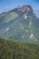 le populaire Montagne giewont dans polonais tatra montagnes. photo