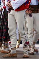 horizontal Couleur image de femelle polonais danseurs dans traditionnel folklore costumes sur étape photo