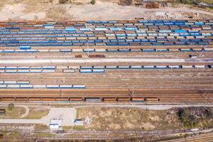 cargaison les trains. aérien vue de coloré cargaison les trains sur le chemin de fer gare. wagons avec des biens sur chemin de fer.aérien vue photo