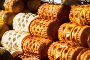 traditionnel polonais fumé fromage oscypek sur Extérieur marché dans Zakopane photo