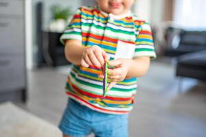 peu fille en jouant coloré aimant Plastique blocs trousse à maison. le enfant en jouant éducatif Jeux. de bonne heure enfance développement. photo