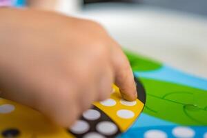 le enfant remplit dans le vide les espaces. des idées pour doigt peinture. doigt La peinture tâche pour enfants. peu fille dessine avec des peintures. les enfants développement concept. photo