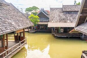 Pattaya, Thaïlande - décembre 29, 2023. flottant ouvert air marché avec petit Maisons - magasins sur le étang dans Pattaya, Thaïlande. haute qualité photo