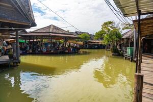 Pattaya, Thaïlande - décembre 29, 2023. flottant ouvert air marché avec petit Maisons - magasins sur le étang dans Pattaya, Thaïlande photo