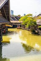 Pattaya, Thaïlande - décembre 29, 2023. flottant ouvert air marché avec petit Maisons - magasins sur le étang dans Pattaya, Thaïlande photo