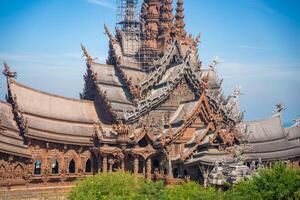 sanctuaire de vérité en bois temple dans Pattaya Thaïlande est une gigantesque bois construction situé à le cap de naklua Pattaya ville. sanctuaire de vérité temple. photo