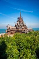 sanctuaire de vérité en bois temple dans Pattaya Thaïlande est une gigantesque bois construction situé à le cap de naklua Pattaya ville. sanctuaire de vérité temple. photo