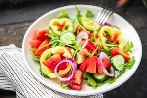 salade de légumes tomate, concombre, poivron, oignon