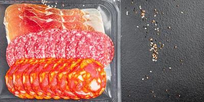 chair à saucisses tranches assorties salami tranché, chorizo, jambon prosciutto photo