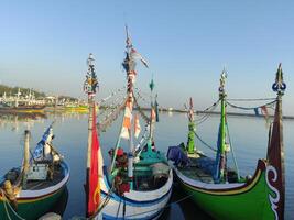 coloré pêche bateaux ancré dans le port sur paiton plage Indonésie photo