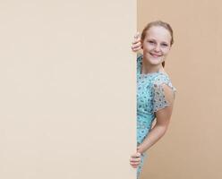 Jeune femme avec vide mur photo