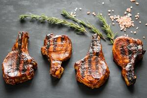 grillé porc travers de porc sur le en bois Contexte photo