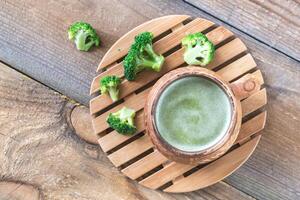 tasse de brocoli café avec brocoli fleurons photo