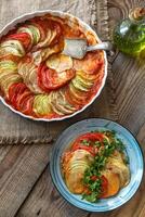 plat de Ratatouille sur le en bois table photo