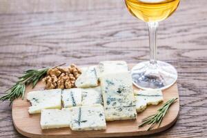 roquefort avec verre de blanc du vin sur le en bois planche photo