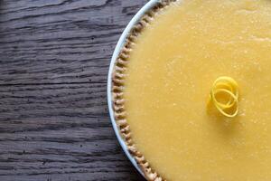 citron Tarte sur le en bois Contexte photo