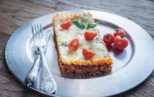 lasagne sur le métal assiette photo