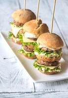 des hamburgers sur le blanc assiette photo