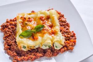 canellonis farci avec ricotta avec bolognaise sauce photo