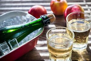 bouteille et deux des lunettes de Cidre sur le en bois Contexte photo