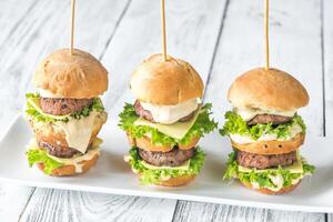 des hamburgers sur le blanc assiette photo