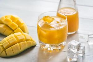 mangue jus sur le en bois table photo