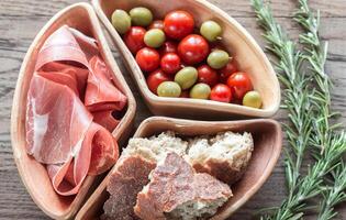 jamon avec apéritifs sur le en bois Contexte photo