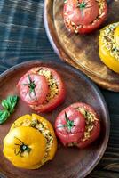 farci tomates avec marron et sauvage riz mélanger photo