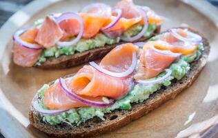 toasts avec Avocat et fumé Saumon photo