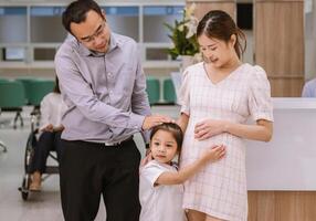 content famille asiatique Enceinte dans hôpital photo