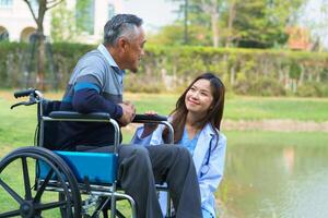 souriant jolie soignant et vieux homme avec en marchant à hôpital. concept soins de santé photo