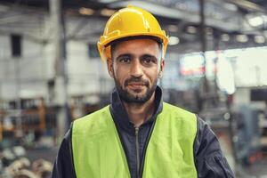 ingénieur Regardez projets et Planification avec tablette mobile dans usine photo