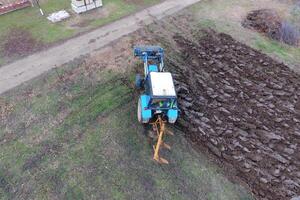 tracteur labour le jardin. labour le sol dans le jardin photo